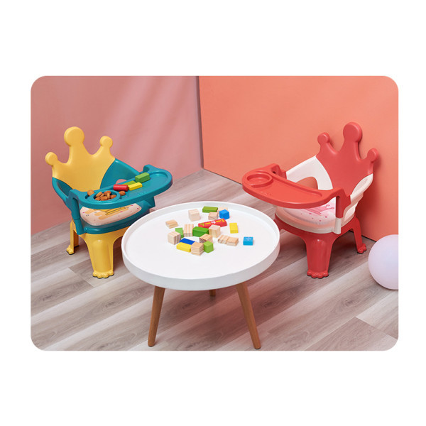 كرسي طعام باللون الأحمر ❤️