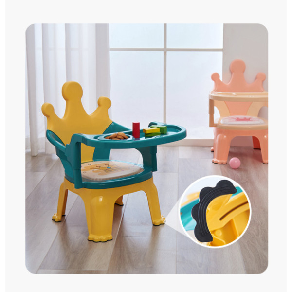 كرسي طعام باللون الأحمر ❤️